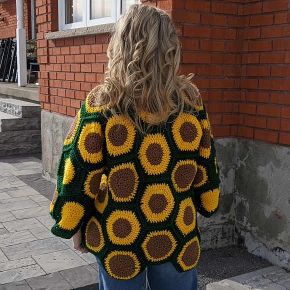 SOLD. Beautiful, upcycled vintage crocheted sweater - Picture 7 of 7